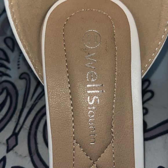 WHITE STRAP SANDALS 8.5 - Picture 6 of 6